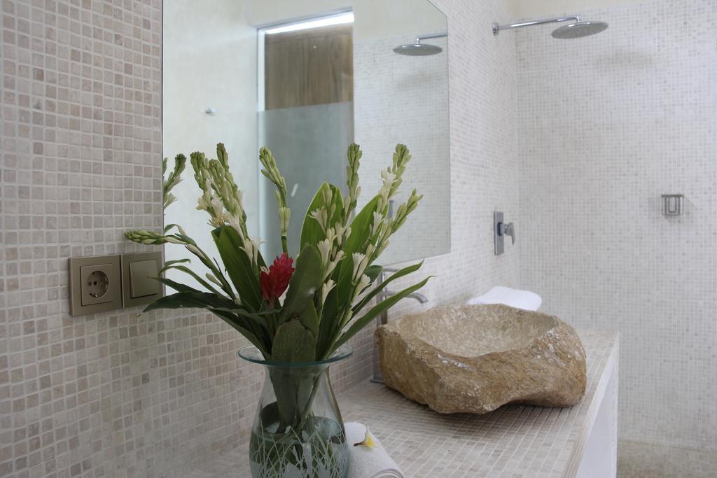 Elegant Villa Casabianca - Tropical Pool & Garden, Near Potato Head Beach Club! سمينياك الغرفة الصورة