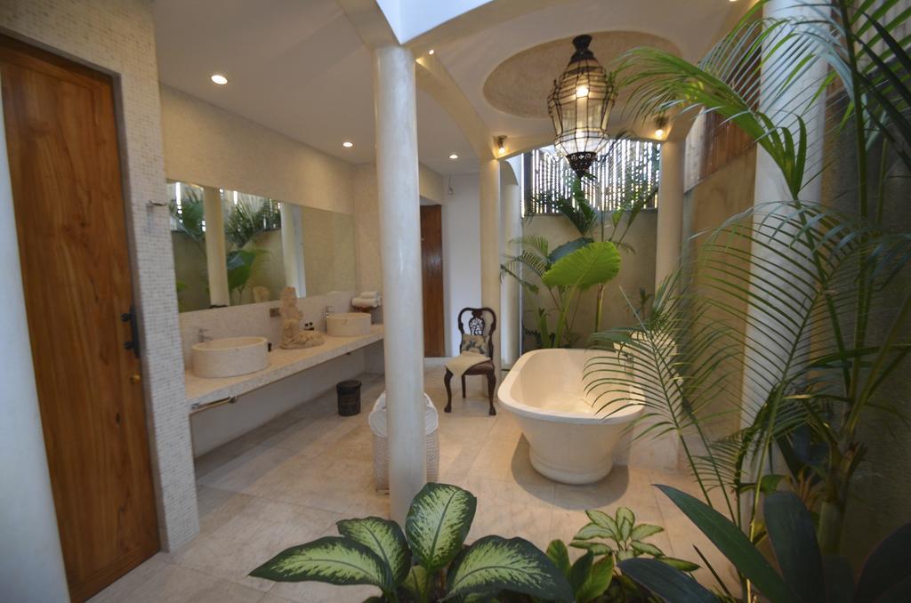 Elegant Villa Casabianca - Tropical Pool & Garden, Near Potato Head Beach Club! سمينياك الغرفة الصورة